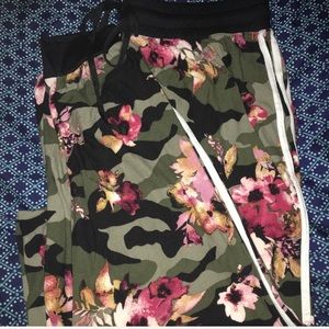 CAMOUFLAGE W/ FLORAL PRINT JOGGERS